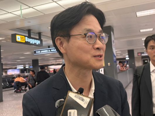 (워싱턴=뉴스1) 류정민 특파원 = 김정관 산업통상자원부 장관이 23일(현지시간) 워싱턴DC 인근 덜레스 국제공항에서 한국 기자들과 만나 한미 무역협상과 관련한 기자들의 질문에 답하고 있다.