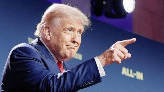 도널드 트럼프 미국 대통령이 23일(현지시간) 미국 워싱턴에서 열린 인공지능(AI) 관련 회의에서 지지자들을 향해 제스처를 취하고 있다. 로이터=연합뉴스