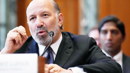 도널드 트럼프 미국 대통령이 22일(현지시간) 백악관 집무실에서 일본의 무역 협상 총괄인 아카자와 료세이 경제재정ㆍ재생상과 만난 자리에서 일본의 대미 투자액으로 4000억 달러라고 인쇄된 수치를 지우고 수기로 5000억 달러로 적는 모습. 사진 댄 스커비노 백악관 부비서실장 엑스(X) 캡처