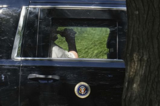 도널드 트럼프 대통령이 지난 20일(현지시간) 버지니아주 스털링의 트럼프 내셔널 골프클럽에서 골프 라운딩을 마친 뒤 차량에 탑승해 음료를 마시고 있다. AP=연합뉴스.