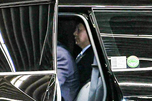 한미 '2+2 통상협상'을 위해 미국으로 출국하려던 구윤철 부총리 겸 기재부 장관이 24일 인천국제공항 출국장에서 대기하다 미국측의 일방적인 회의 취소 통보를 받고 공항을 떠나고 있다. 연합뉴스