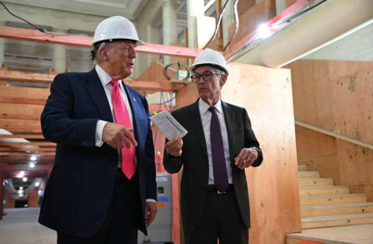 도널드 트럼프 미국 대통령이 24일(현지시간) 워싱턴 연방준비제도 본부에서 제롬 파월 연준 의장을 만난 뒤 기자들과의 대화 중 관세 정책과 관련해 목소리를 높여 발언하고 있다. AP=연합뉴스