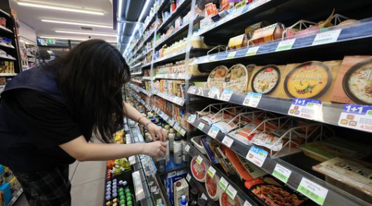 24일 서울 시내 한 편의점에서 직원이 진열된 제품을 정리하고 있다.  [뉴스1]