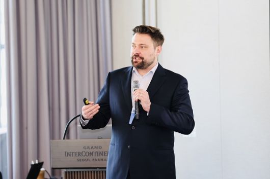 캘럽 스나이더(Caleb Snider), 아시아 사장(Managing Director, Asia)이 서울 살롱에서 오픈 엑세스에 대해서 발표하고 있다. (사진 제공=엠디피아이코리아)