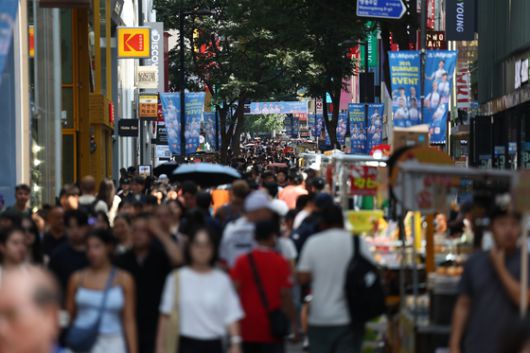 정부는 국민 1인당 기본 15만원을 지급하는 '민생회복 소비쿠폰' 1차 신청을 받고 있다. 사진은 서울 중구 명동 거리. [연합뉴스]