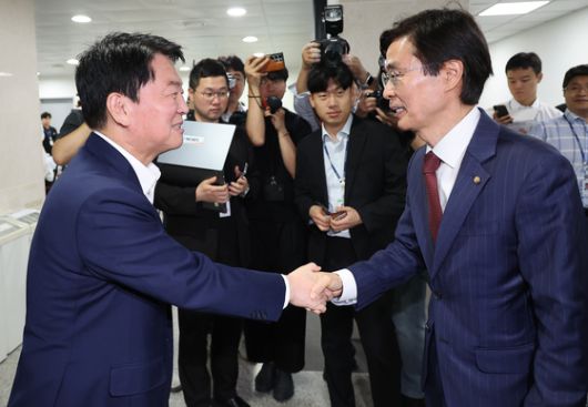 국민의힘 안철수 의원(왼쪽)이 21일 국회 소통관에서 현안 관련 기자회견을 마치고 나서다 당대표 출마 선언을 위해 소통관을 찾은 조경태 의원과 인사하고 있다. 임현동 기자