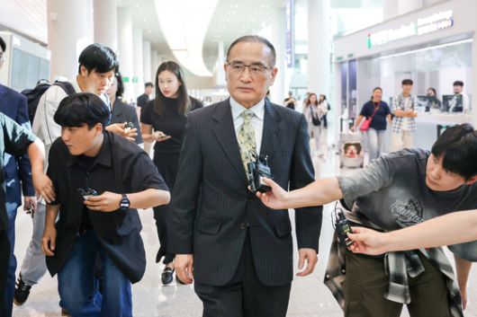 위성락 대통령실 국가안보실장이 24일 오후 인천국제공항을 통해 귀국하며 취재진의 질문을 받고 있다. 지난 20일 방미길에 올랐던 위 실장은 이날 취재진에 “한·미 현안 협상이 막바지 중요한 국면에 있다”며 “경제부처 각료들이 워싱턴에서 분야별 세부 협상을 하고 있다”고 말했다. [뉴스1]