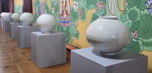 조선시대의 달항아리를 똑같이 재현했다는 평가를 받는 도예가 양구 선생님의 달항아리가 전시가 성남 대광사에서 열렸다. 부처님을 모시는 법당 안에 열리는 이색 전시였다.  사진 황정옥