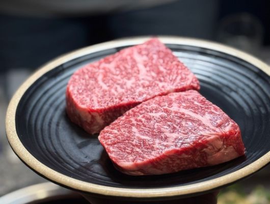 스테이크 부위로는 안심, 등심, 채끝등심이 구워먹기 가장 좋은 부위로 알려져 있다. 사진은 채끝등심으로 씹는 맛이 살아 있고 감칠맛이 좋은 부위다. 사진 김광중