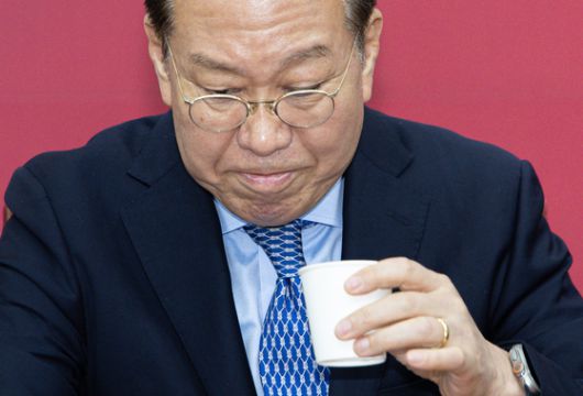 국밈의힘 권성동 원내대표(왼쪽)가 6월 5일 국회 본회의장에서 권영세 전 비대위원장과 대화하고 있다. 임현동 기자.