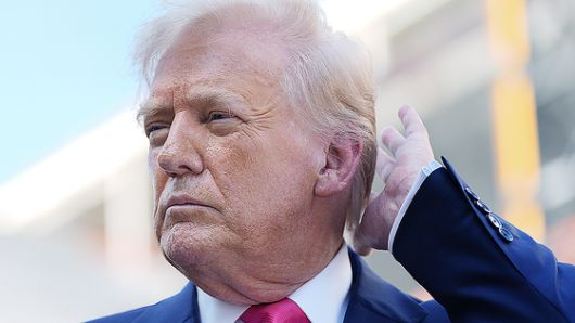 도널드 트럼프 미국 대통령이 24일(현지시간) 미국 워싱턴에 위치한 연방준비제도이사회 본부 공사 현장에서 제롬 파월 의장에게 공사비와 관련한 문서를 건네며 과도한 공사비 문제를 지적하고 있다. 로이터=연합뉴스