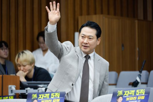 장동혁 국민의힘 의원이 18일 오전 서울 여의도 국회에서 열린 원내대책회의에 입장하며 인사하고 있다. 뉴스1