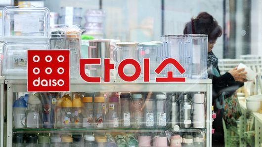 서울 용산구에 있는 한 다이소 매장을 찾은 시민이 물품을 살펴보고 있다. 뉴스1
