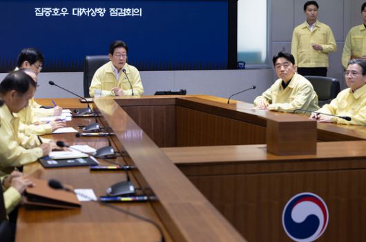 2020년 3월 2일 이재명 당시 경기지사가 경기도 가평 신천지 연수원을 기습한 모습. 사진 JTBC 뉴스룸 캡처