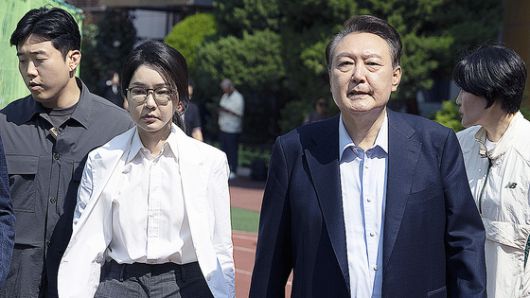 윤석열 전 대통령과 김건희 여사가 지난달 3일 서울 서초구 원명초등학교 투표소에서 투표를 마치고 차량으로 이동하고 있다. 장진영 기자