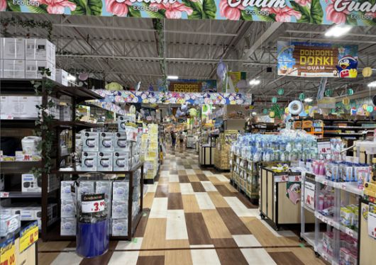 유동인구가 많고 국제공항과 인접한 곳에 들어선 괌(GUAM) '돈돈돈키' 매장 전경. 김세린