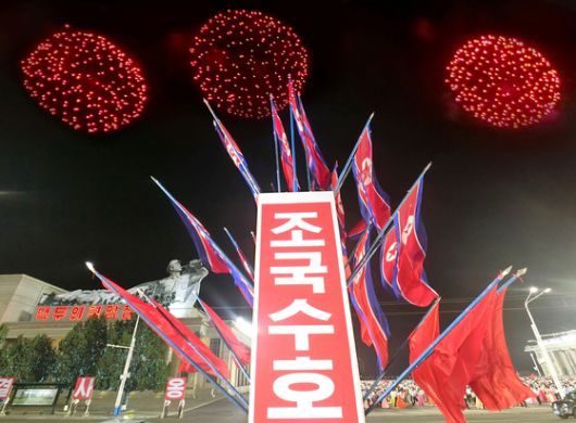 북한 노동당 기관지 노동신문은 평양시 청년학생들의 야회가 26일 김일성광장에서 진행됐다고 27일 보도했다.   노동신문=뉴스1