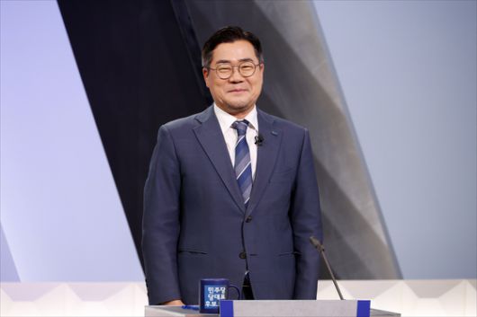 더불어민주당 박찬대 당대표 후보가 27일 서울 여의도 KBS 신관 공개홀에서 열린 TV토론회에 참석해 시작을 기다리고 있다. 연합뉴스