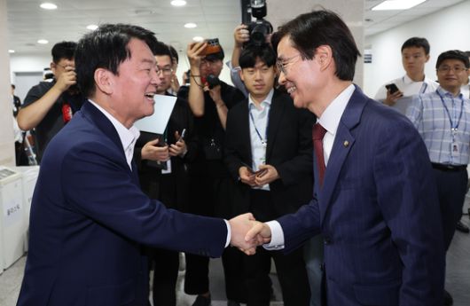 국민의힘 안철수 의원(왼쪽)이 21일 국회 소통관에서 현안 관련 기자회견을 마치고 나서다 당대표 출마 선언을 위해 소통관을 찾은 조경태 의원과 인사하고 있다. 임현동 기자