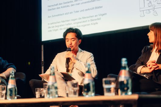 이중언어 사용자인 박술과 달리 공역자 울리아나는 한국어를 전혀 못한다. 그는 독일어 초역 시 영어 번역본을 전혀 참고하지 않았고, 울리아나는 반대로 영어 번역본과 비교하는 방식으로만 접근하기도 했다. 사진 HKW