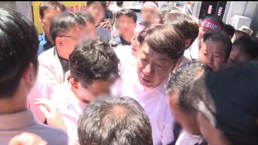 전주·완주 행정 통합을 추진 중인 김관영 전북지사(왼쪽)가 지난 21일 완주군 삼례읍 행정복지센터에서 전입 신고를 하자 유의식 완주군의장(오른쪽)이 거세게 항의하고 있다. 연합뉴스