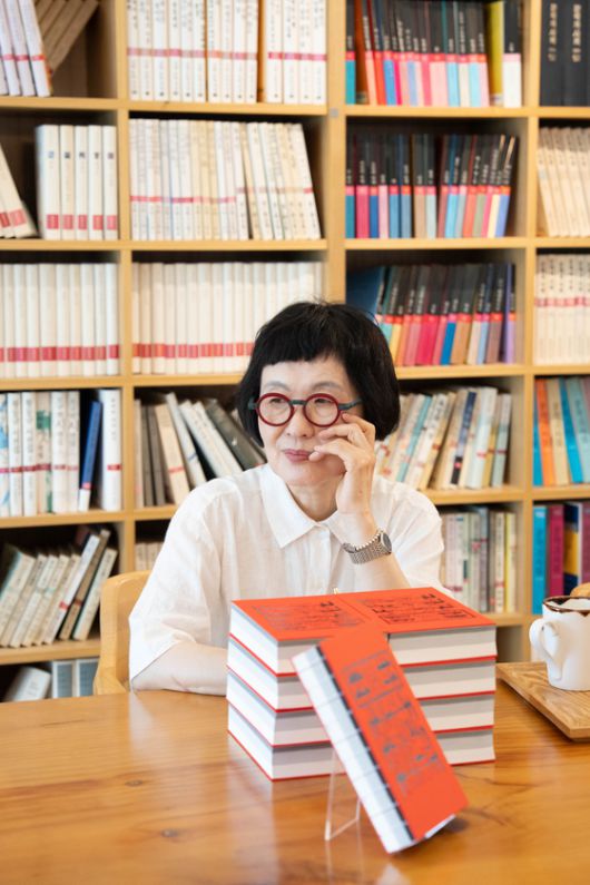 1979년 『문학과 지성』 겨울호에 시를 발표하며 작품활동을 시작한 김혜순(사진) 시인의 시집은 번역출간 예정인 중국을 포함, 영어, 프랑스어, 일본어, 덴마크어 등 8개국에 번역되며 명성을 펼치고 있다. 앞에 놓인 책은 지난달 출간된 『김혜순 죽음 트릴로지』. 사진 문학과지성사