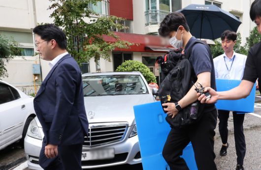 12·3 비상계엄 사태 관련 내란·외환 사건을 수사하는 내란 특검팀이 지난 17일 오전 서울 강남구 압구정동 소재 이상민 전 행정안전부 장관 자택에서 압수수색을 마친 뒤 압수품을 들어 나오고 있다. 뉴스1