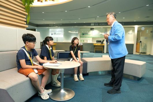 제2여객터미널 2층에 있는 정부행정센터는 출입국 관련 업무, 병무 민원, 유실물 관리 등 다양한 정부 행정업무를 처리할 수 있다. 정부행정센터를 찾은 소중 학생기자단에게 설명하는 김형전 해설사.