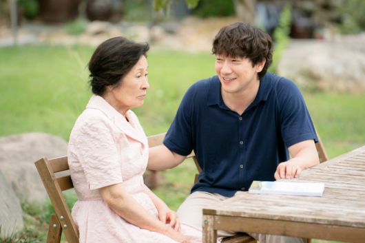 80대 아내 해숙(김혜자, 왼쪽), 30대 남편 낙준(손석구)으로 천국에서 살아가는 부부의 이야기를 담은 JTBC 드라마 '천국보다 아름다운'은 지난 5월 25일 종영했다. 사진 SLL