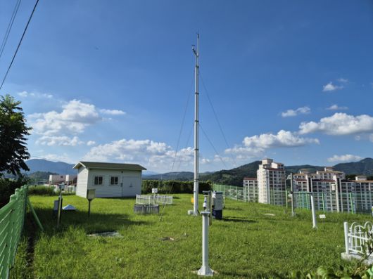 경남 산청군 산청읍 지리 해발 138.22m 고도에 설치된 '산청' 지점 기상 관측 장비 모습. '종관기상관측장비(ASOS)'로, 여기서 관측한 자료는 해당 지역 날씨를 대표하는 값으로 활용된다. 안대훈 기자