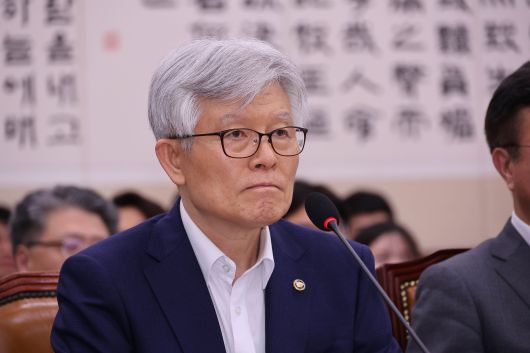 최동석 인사혁신처장이 22일 국회에서 열린 법제사법위원회 전체회의에서 의원질의를 듣고 있다. 임현동 기자. 2025.07.22.