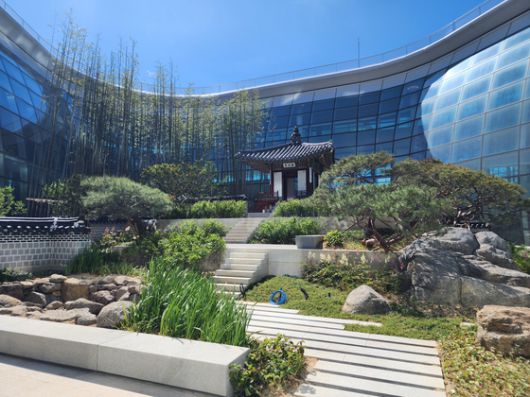 인천국제공항은 자연과 첨단기술이 조화를 이룬 친환경 공항으로 유명하다. 야외 정원엔 창경궁의 승재정을 재현한 정자가 방문객들의 시선을 사로잡는다.