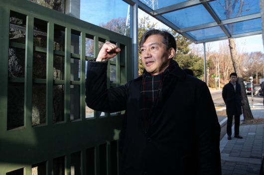 자녀 입시 비리와 청와대 감찰 무마 혐의로 대법원으로부터 징역 2년 실형을 확정 받은 조국 전 조국혁신당 대표가 지난해 12월 16일 오전 경기도 의왕시 서울 구치소로 수감되기 전 지지자들에게 주먹을 쥐어보이며 인사하는 모습. 뉴스1