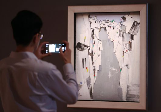 예술의전당 서울 서예박물관에서 열린 '우관중: 흑과 백 사이'에 전시된 '수로'. 연합뉴스