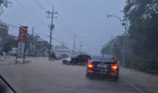 지난 19일 오후 경남 산청군 신안면 한 도로가 물에 잠기자 비상등을 켠 운전자들이 차를 돌리고 있다. 안대훈 기자