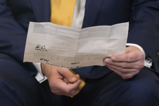 도널드 트럼프 대통령이 27일(현지시간) 스코틀랜드 턴베리의 트럼프 턴베리에서 폰데어라이엔 EU 집행위원장과 회담 후 서류를 읽고 있다. AP=연합뉴스