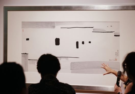 '강남 회상'(1996)은 앞서의 '두 마리 제비'(1981)보다 한층 더 추상화지만 건물 너머 제비 두 마리는 여전하다. 우관중의 대표작 17점을 소개하는 이번 전시는 다음 날부터 열리는 '홍콩 위크 2025'의 사전 오프닝 프로그램으로 10월 19일까지 열린다. 연합뉴스