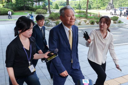 이상민 전 행정안전부 장관이 지난 25일 내란 특검팀 조사를 받기 위해 특검팀 사무실이 마련된 서울 서초구 서울고등검찰청으로 들어가고 있다. 연합뉴스