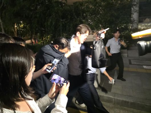 김건희 오빠 김진우(55)씨가 장모집에서 발견된 반클리프 앤 아펠 목걸이 추정품 발견에 대해 28일 특검 조사를 받았다. 김씨는 웃옷으로 얼굴을 가린 채 특검 사무실을 빠져나왔다. 이찬규 기자