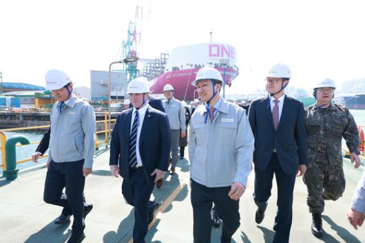 존 펠란 미 해군성 장관(왼쪽 둘째)이 4월 30일 HD현대중공업 울산 본사를 방문해 HD현대 정기선 수석부회장(왼쪽 셋째)과 함께 특수선 야드를 둘러보며 건조 중인 함정들을 살펴보고 있다. 연합뉴스