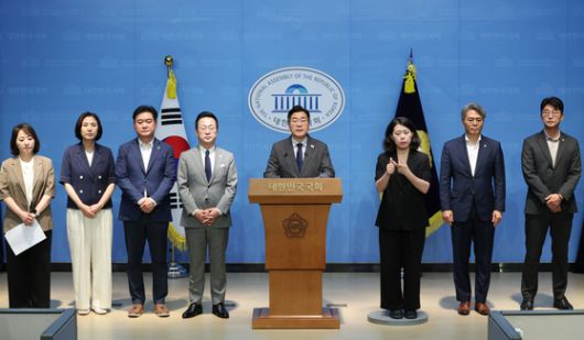 더불어민주당 당대표 후보인 박찬대 의원이 25일 서울 여의도 국회 소통관에서 윤석열 전 대통령 체포영장 집행 저지에 나섰던 국민의힘 의원 45인에 대한 제명 촉구 결의안 발의 계획을 밝히고 있다. 연합뉴스