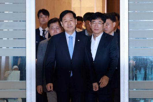 한국농축산연합회 등 농축산 단체 회원들이 28일 서울 용산구 삼각지역 인근에서 한미 상호관세 협상 농축산물 개방 반대 결의대회를 열고 구호를 외치고 있다. 연합뉴스