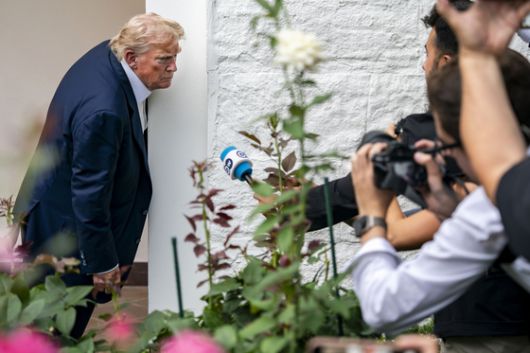 도널드 트럼프 미국 대통령이 29일(현지시간) 스코틀랜드 방문을 마치고 워싱턴 DC 백악관으로 복귀하는 길에 취재진의 질문에 답하고 있다. UPI=연합뉴스