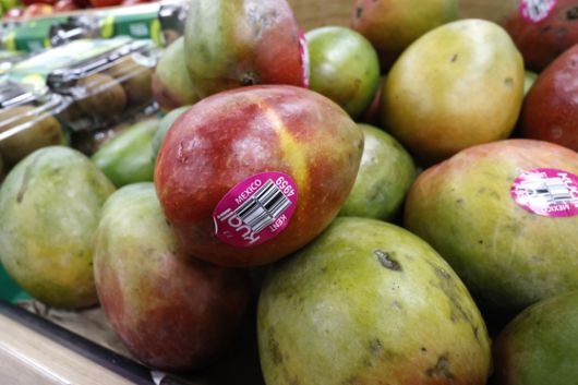 지난 16일(현지시간) 미국 캘리포니아주 플레전튼의 한 식료품점에 망고가 진열되어 있다. EPA=연합뉴스