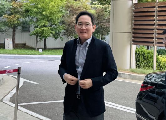 이재용 삼성전자 회장이 29일 미국으로 출국하기 위해 서울 강서구 서울김포비즈니스항공센터(SGBAC)에 들어서고 있다. 연합뉴스