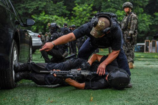 차량 근접전술 사격(VCQB) 훈련에서 차량에 몸을 숨겨 사격하고 있는 공군 장병. 공군 17전비