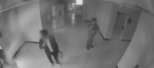 지난해 11월 4일 전북 전주 한 병원 응급실에서 A씨(왼쪽 두 번째) 등 전주 완산경찰서 소속 남녀 수사관 3명이 치료를 마친 피의자 B씨(흰색 조끼)를 데리고 전주 덕진경찰서 유치장으로 향하고 있다. B씨는 "어깨 골절 수술을 받은 지 얼마 안 돼 통증이 심하다"고 했지만, 진즉 완치된 것으로 조사됐다. 이날 병원에서 B씨는 A씨에게 부축해 달라며 A씨 손을 잡거나 어깨에 기댔다는 게 A씨 변호인 측 주장이다. 사진 A씨