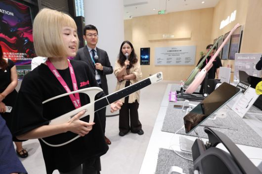 AI 기업을 지원하는 상하이 모쑤공간. 한 직원이 AI 기술을 접목한 기타를 치고 있다. 장진영 기자