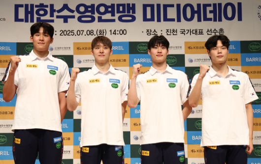 지난 8일 수영 국가대표팀 미디어데이에서 '파이팅'을 외치는 김영범, 김우민, 황선우, 이호준(왼쪽부터). 연합뉴스