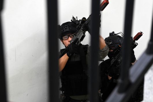 다중테러대응전술(MACTAC) 훈련에서 육군과 공군 장병이 한 팀을 이뤄 격실 수색을 하고 있다. 공군 17전비